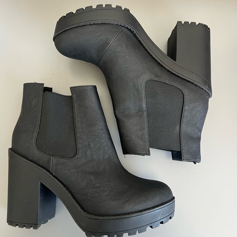 Divided by H&M Size 9.5 Faux Leather Chunky Heeled Pull On Ankle Booties